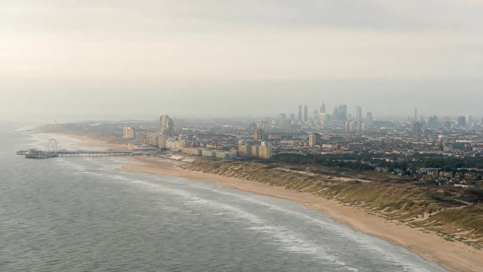 Illustratief kustbeeld van Den Haag en Scheveningen.